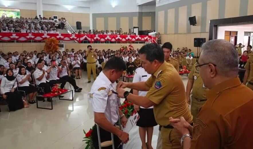 Salah seorang PPPK dipasangkan pin oleh Wagub Sulut